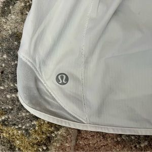 Lulu Lemon 2.5” Hotty Hots size 6! White!